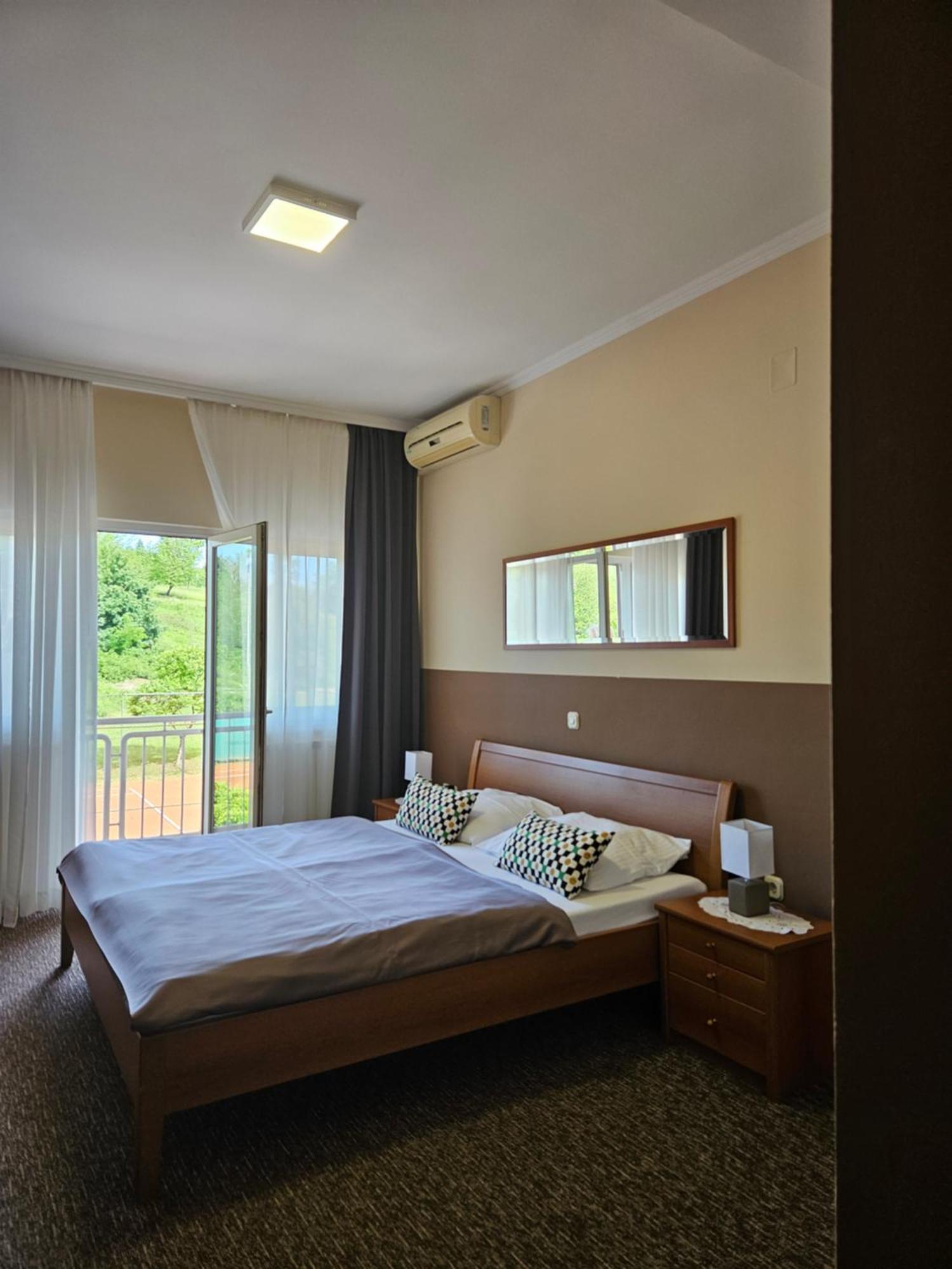 Donji Zvecaj ベッド&ブレックファースト レストラン Dp Bed & Breakfast エクステリア 写真