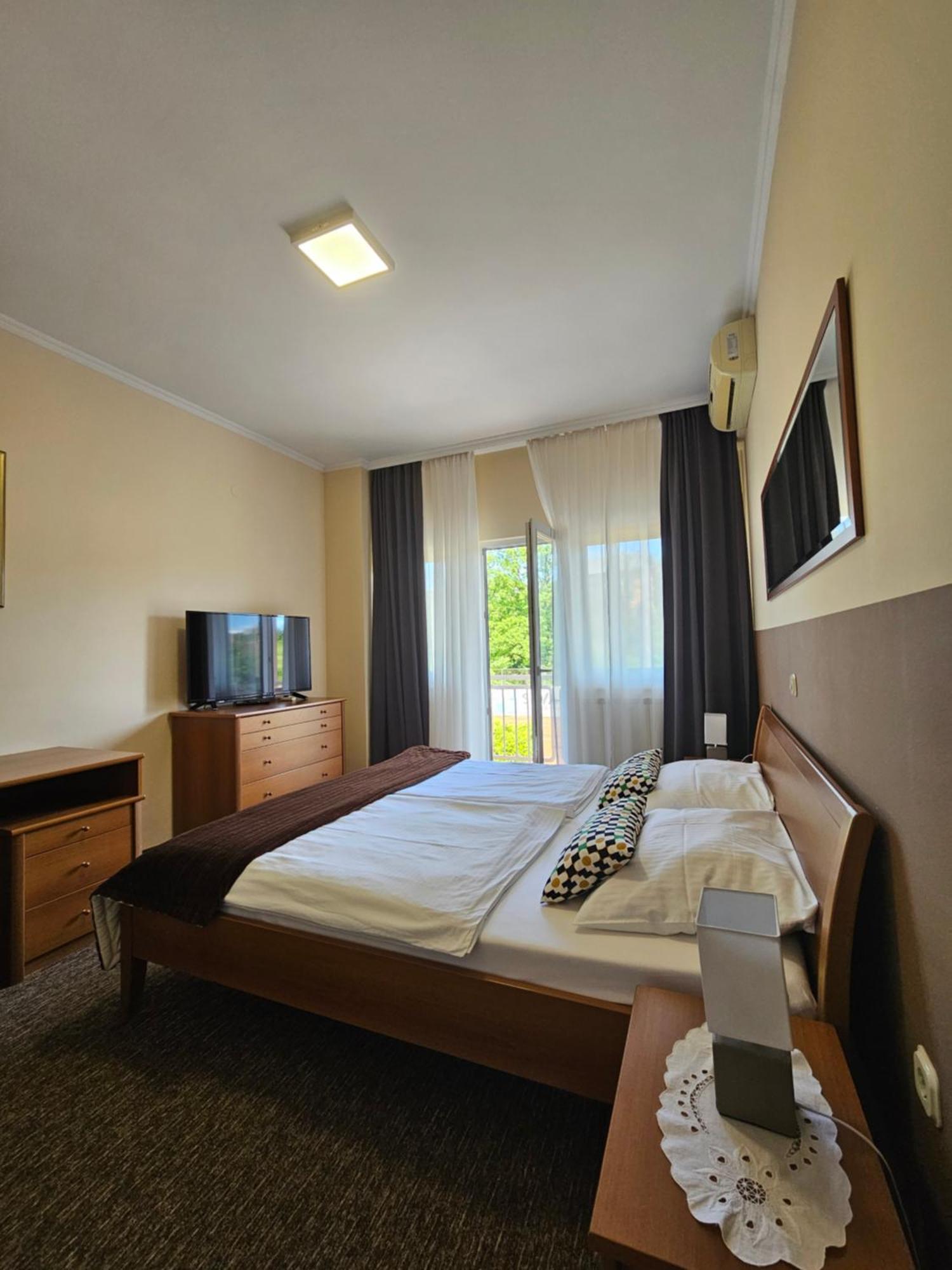 Donji Zvecaj ベッド&ブレックファースト レストラン Dp Bed & Breakfast エクステリア 写真