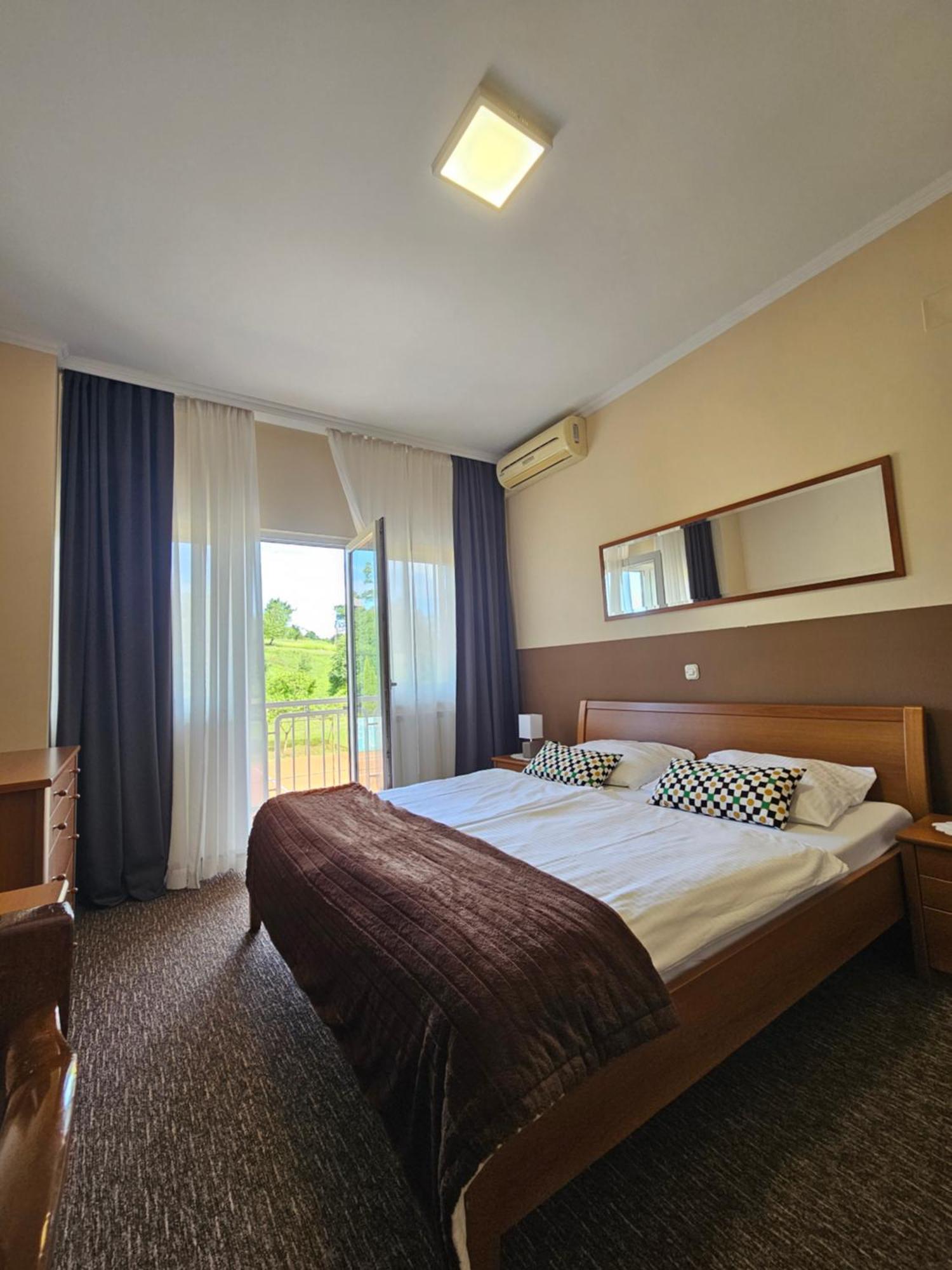 Donji Zvecaj ベッド&ブレックファースト レストラン Dp Bed & Breakfast 部屋 写真