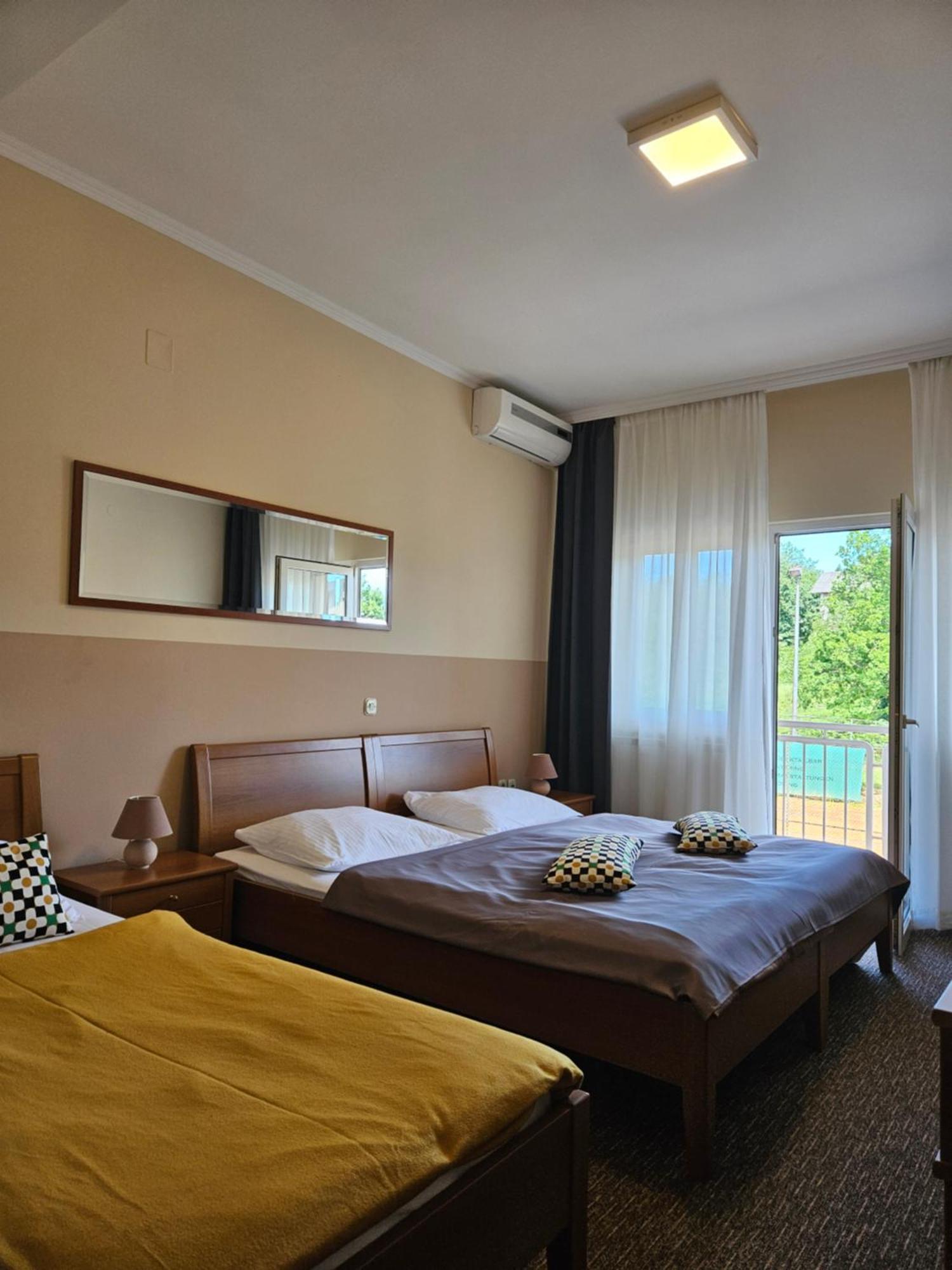 Donji Zvecaj ベッド&ブレックファースト レストラン Dp Bed & Breakfast エクステリア 写真